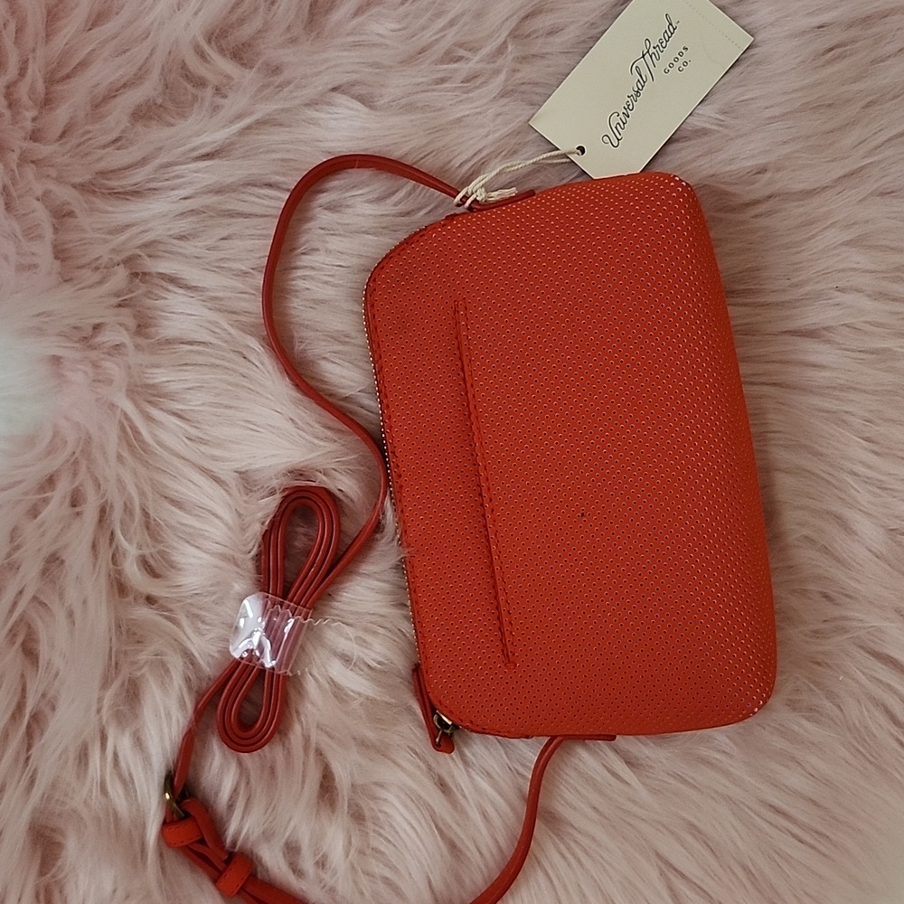 BRAND NEW UNIVERSAL THREAD SMALL CROSSBODY BAG *NOTE*